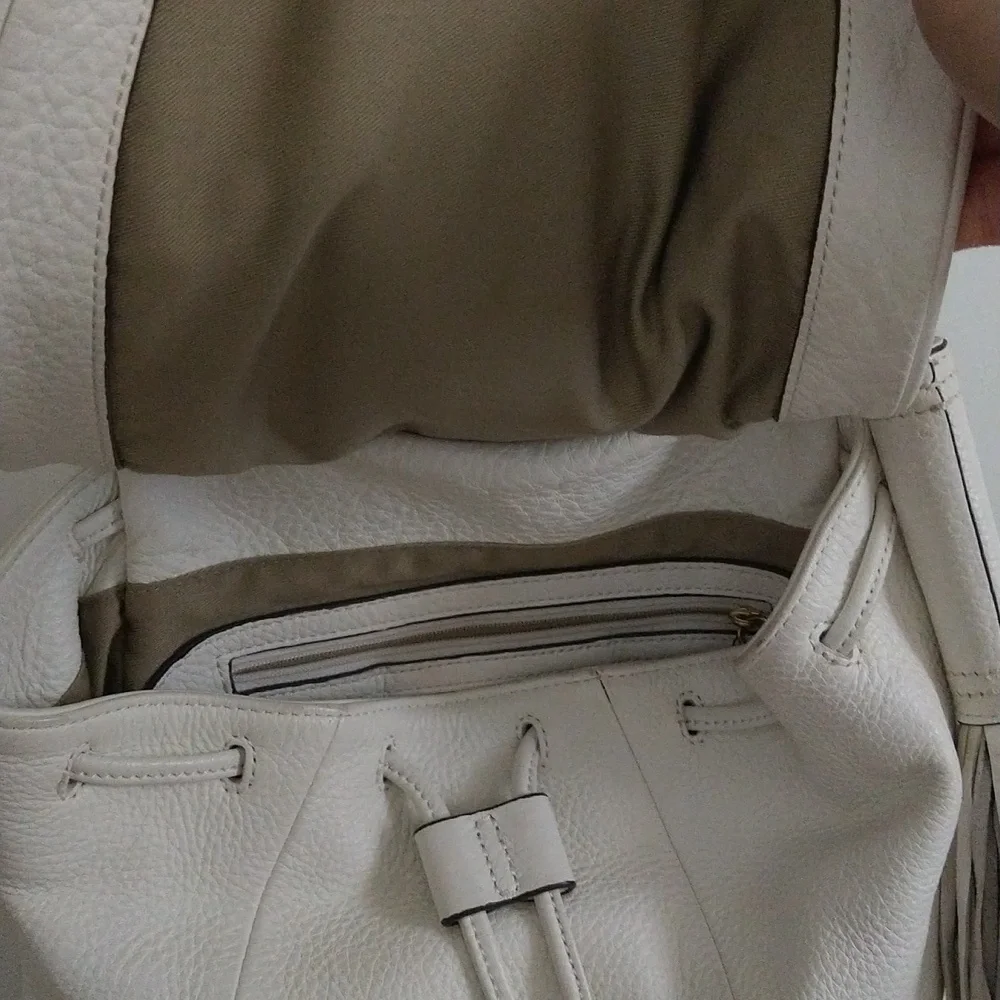 Chic White Leather Hobo Bag with Gold Accents - Picture 4 of 15